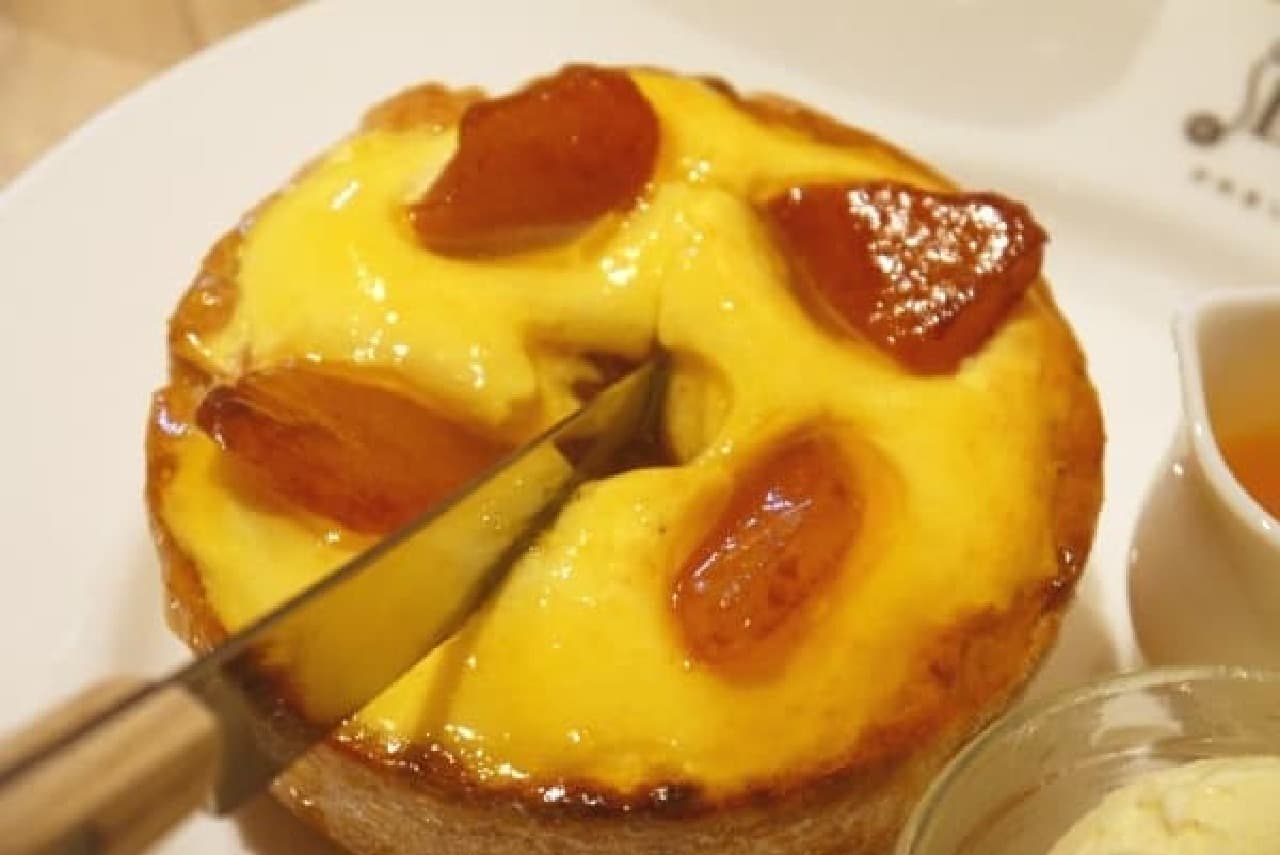 Enjoy freshly baked cheese tart at PABLO's cafe