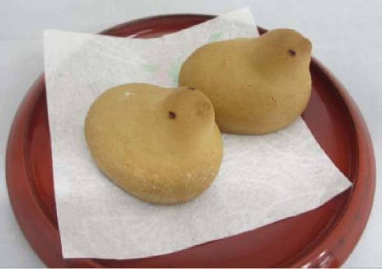 Bird-shaped steamed bun "Return Japan to birds!" This is Hiyoko steamed bun, isn't it? ??