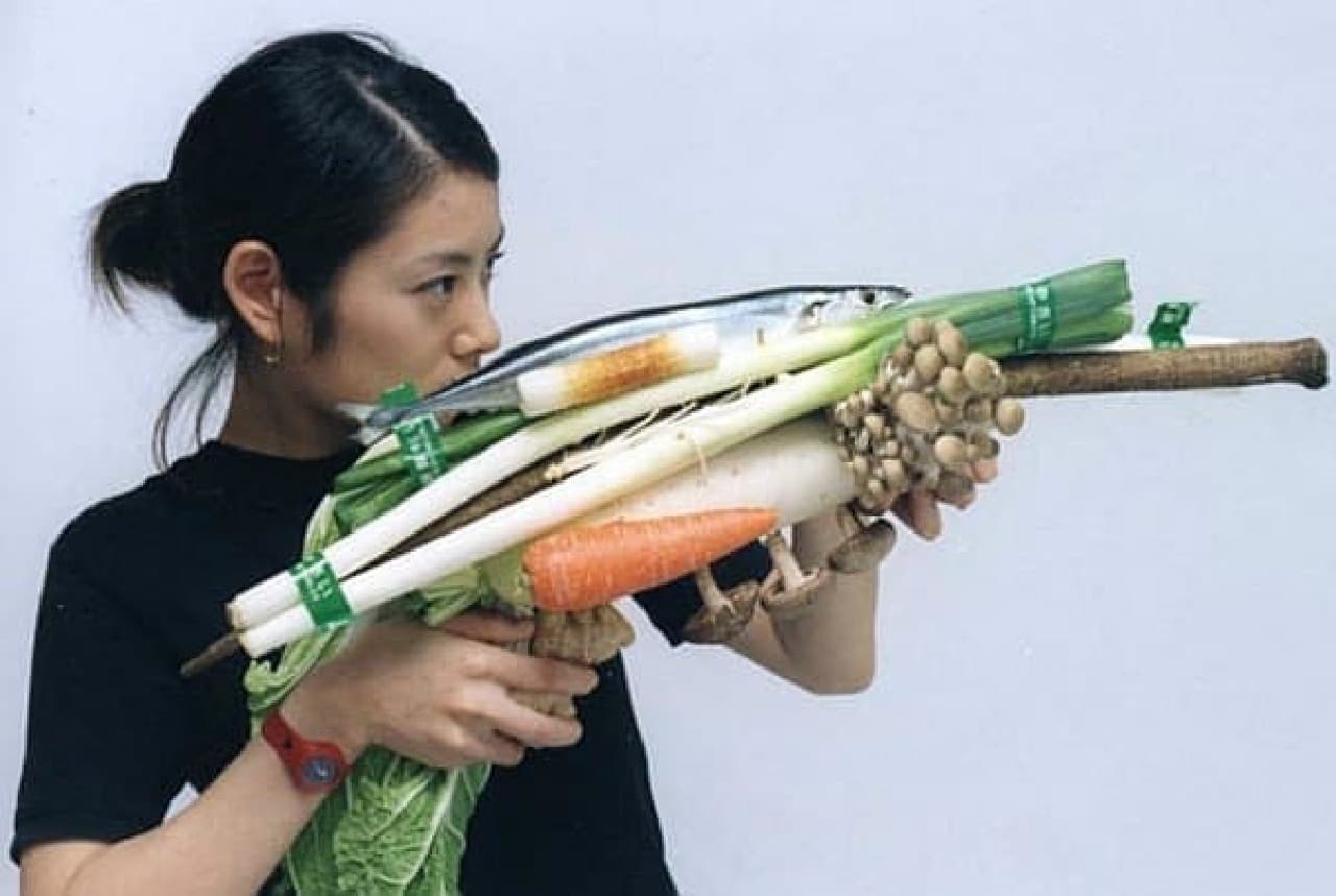 2001年東京で撮影された作品「さんまのつみれ鍋」   しょうがの引き金（？）を引くと、さんまが発射される（？）
