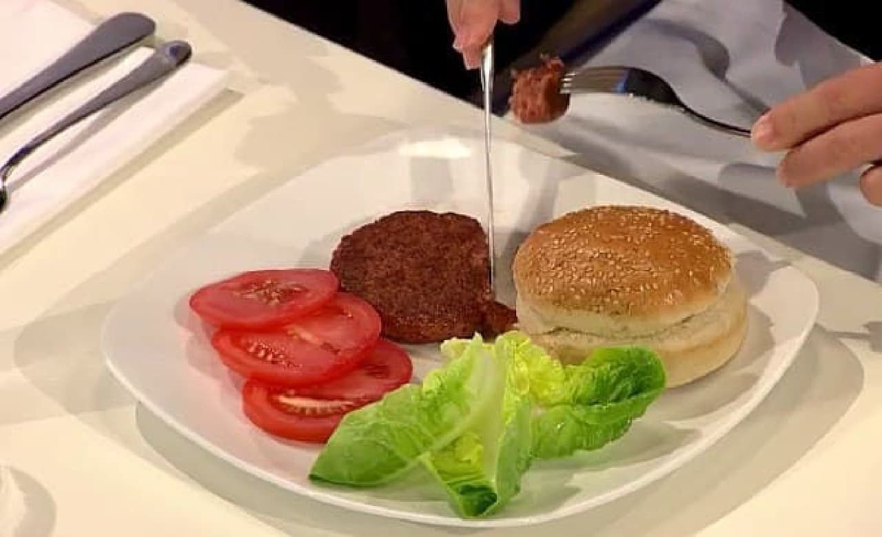 人工肉ハンバーガー試食の模様