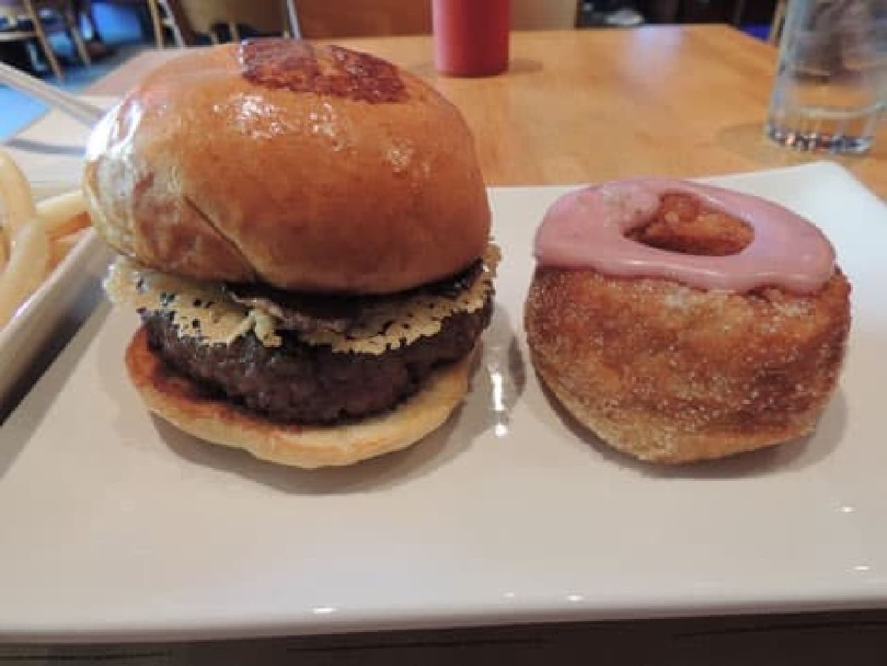 Umami burger and cronuts purchased by Mr. Schonfeld. If you eat it as it is, it will surely be delicious.