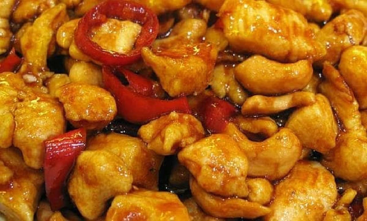 Chicken thighs 46 years ago were sold at a grocery store in China (the photo is an image).