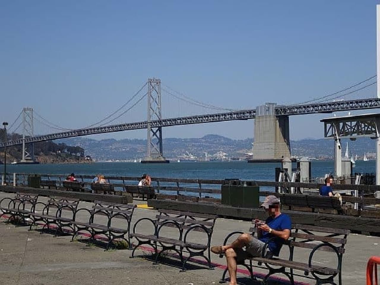 The ferry building is on the sea side. You can enjoy coffee while looking at the sea!