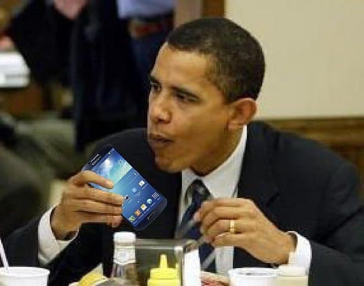 スマートフォンを頬張る、米国大統領オバマ氏