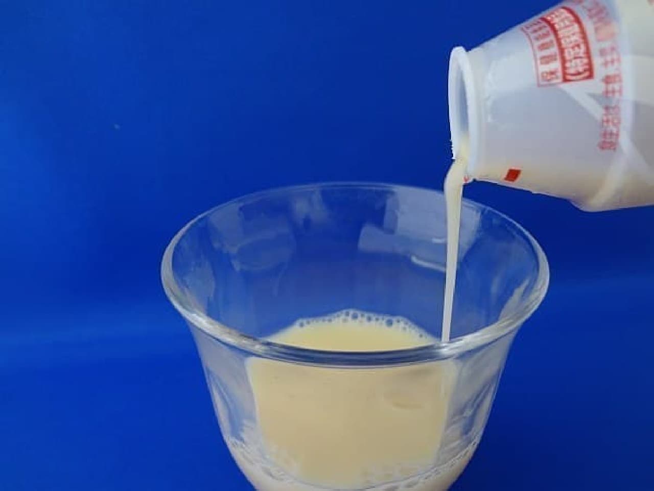 Pour Yakult into a glass