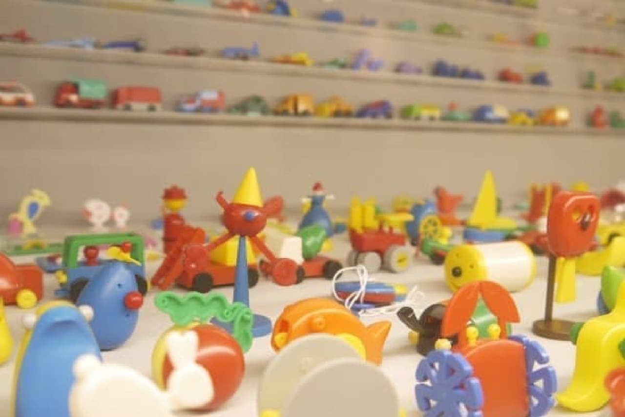 The series modeled after "wooden toys" seems to be very popular.