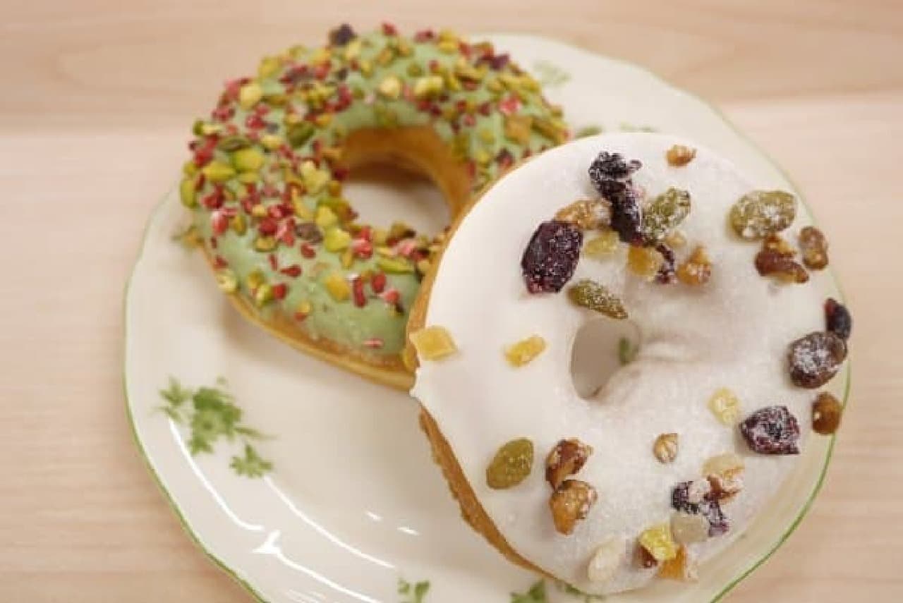 Ring-shaped donuts like wreaths