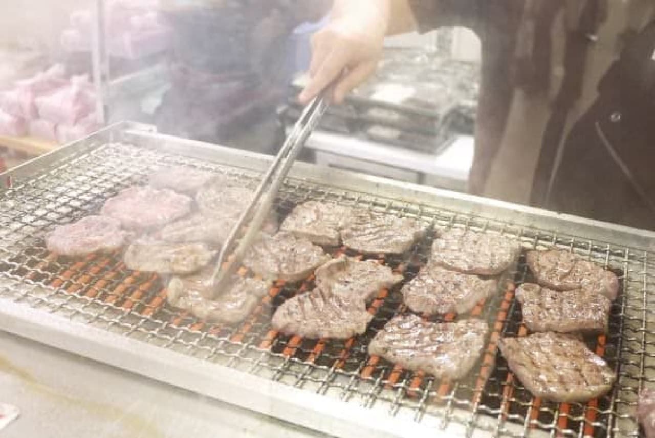 "Higashiyama", which is open from Miyagi prefecture, has an irresistible scent of charcoal-grilled beef.