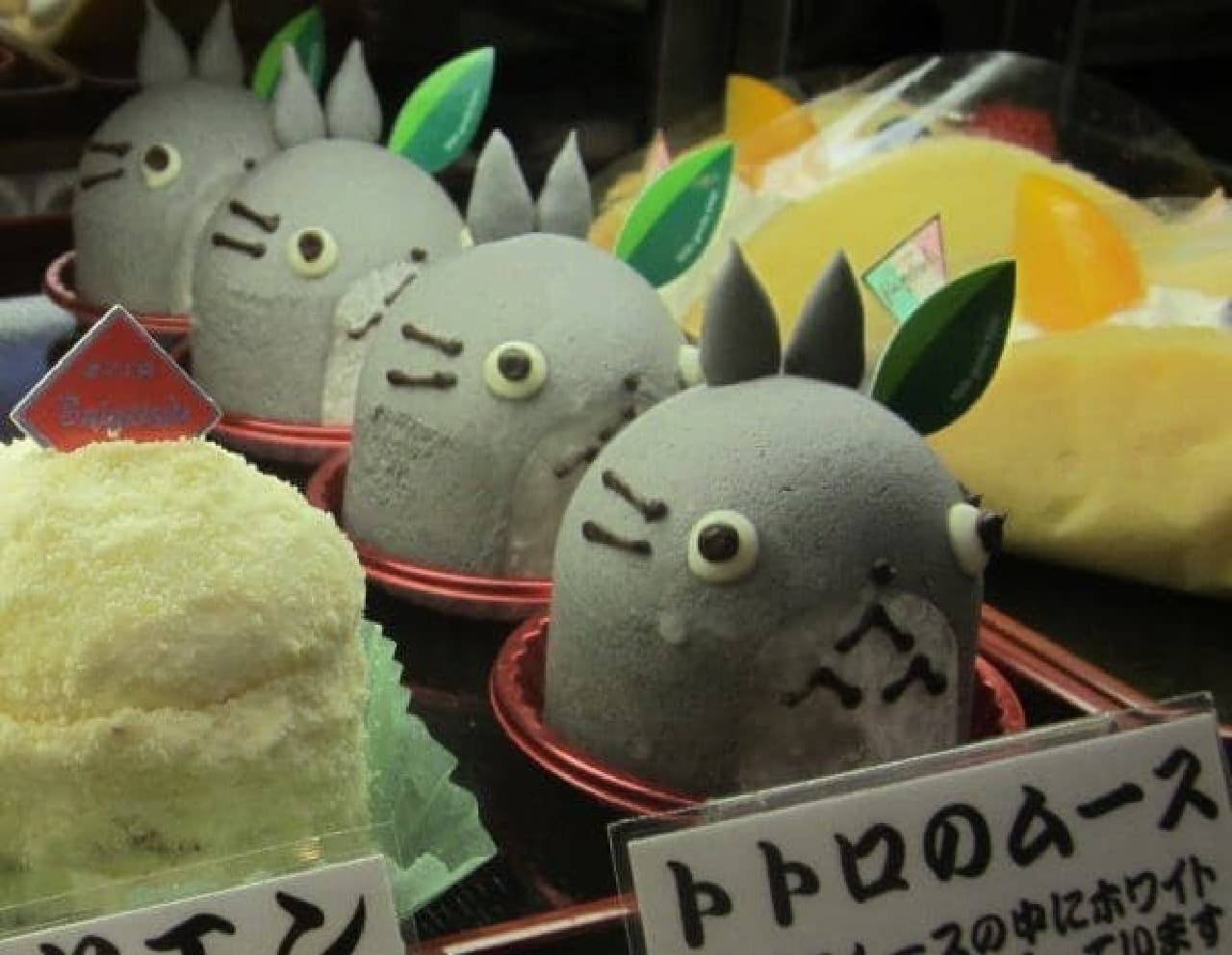 I also found a cake that looks exactly like Totoro