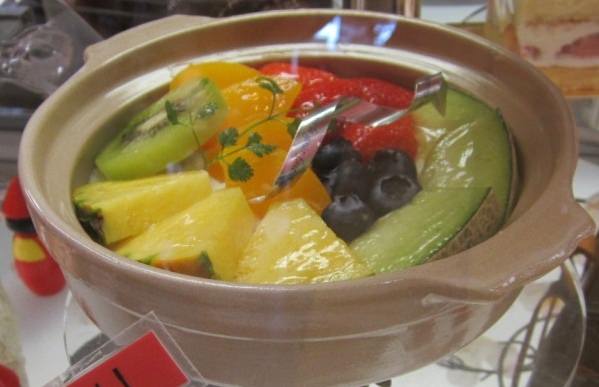 Pudding in a clay pot that can be shared by a large number of people