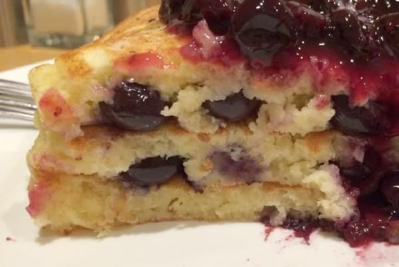 Blueberries are roaring between the layers