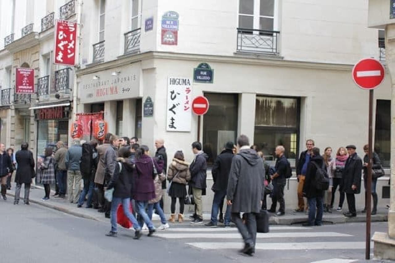 A procession at a ramen shop in Paris