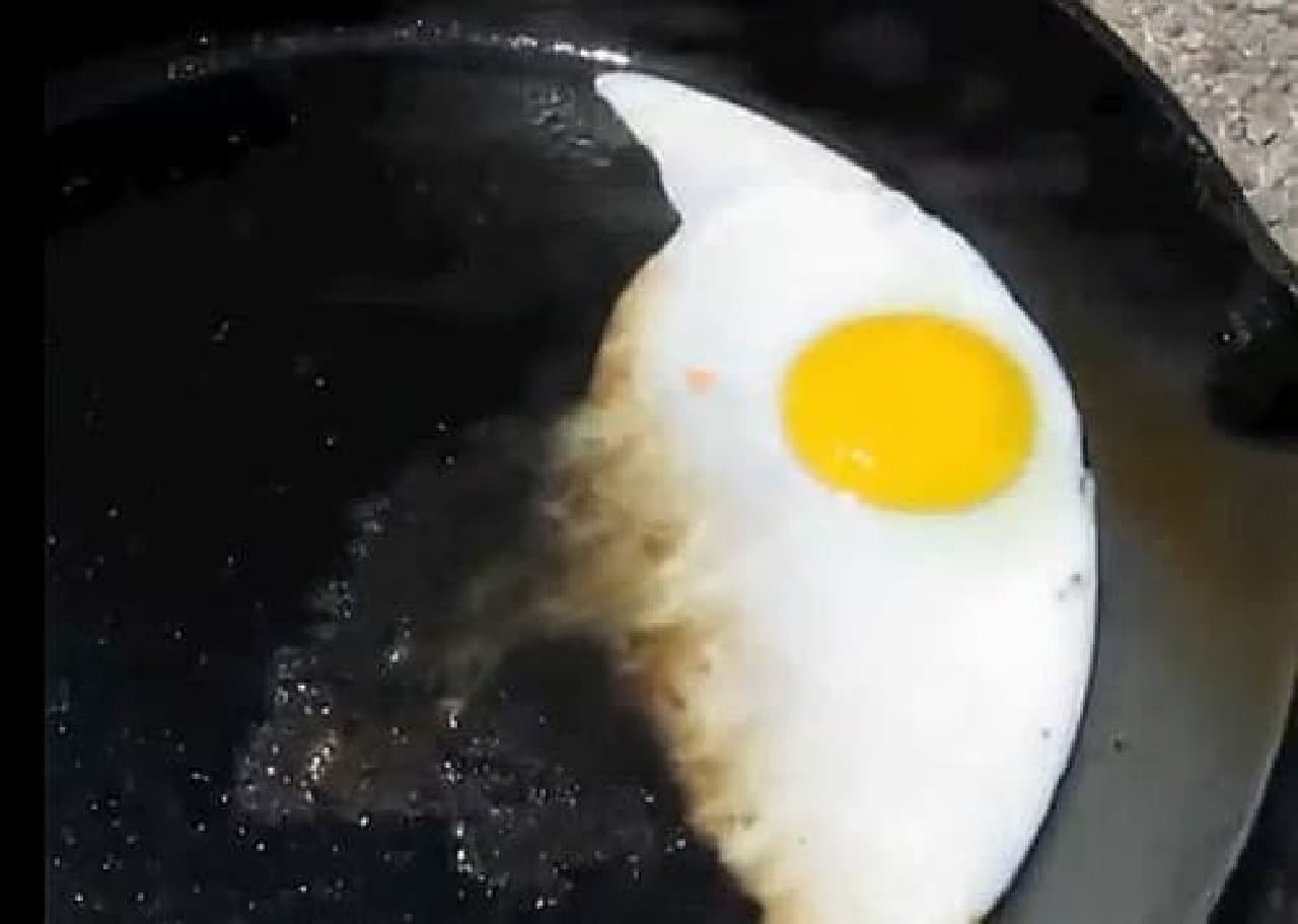 "Fried egg" made with a frying pan on the road in Death Valley