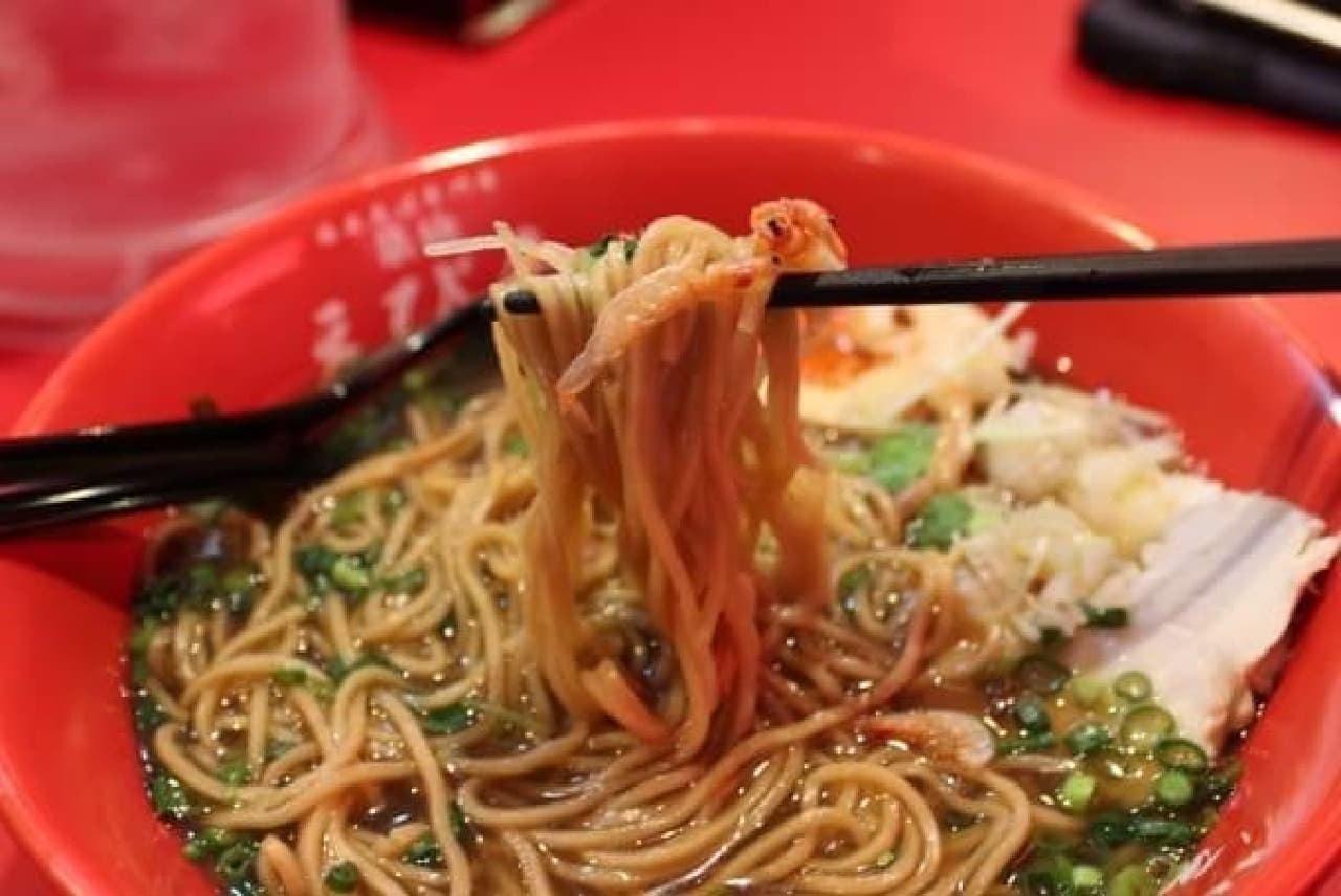 Shrimp soup and sakura shrimp entwined with shrimp noodles