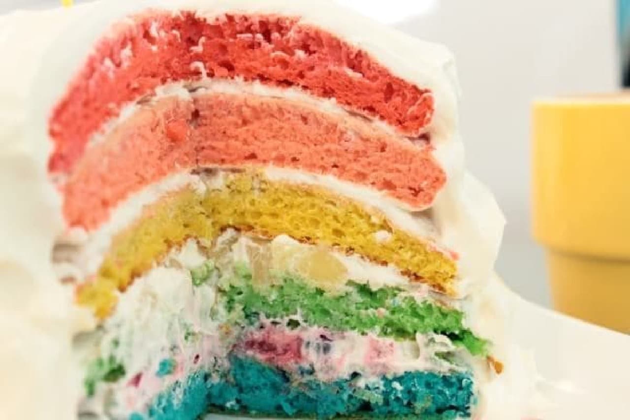 It's a rainbow-colored pancake ...!