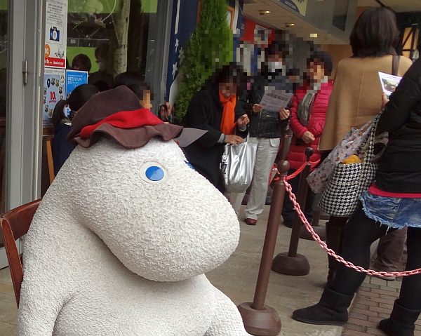 There is a long long line behind Mr. Moomin who welcomes customers at the entrance!