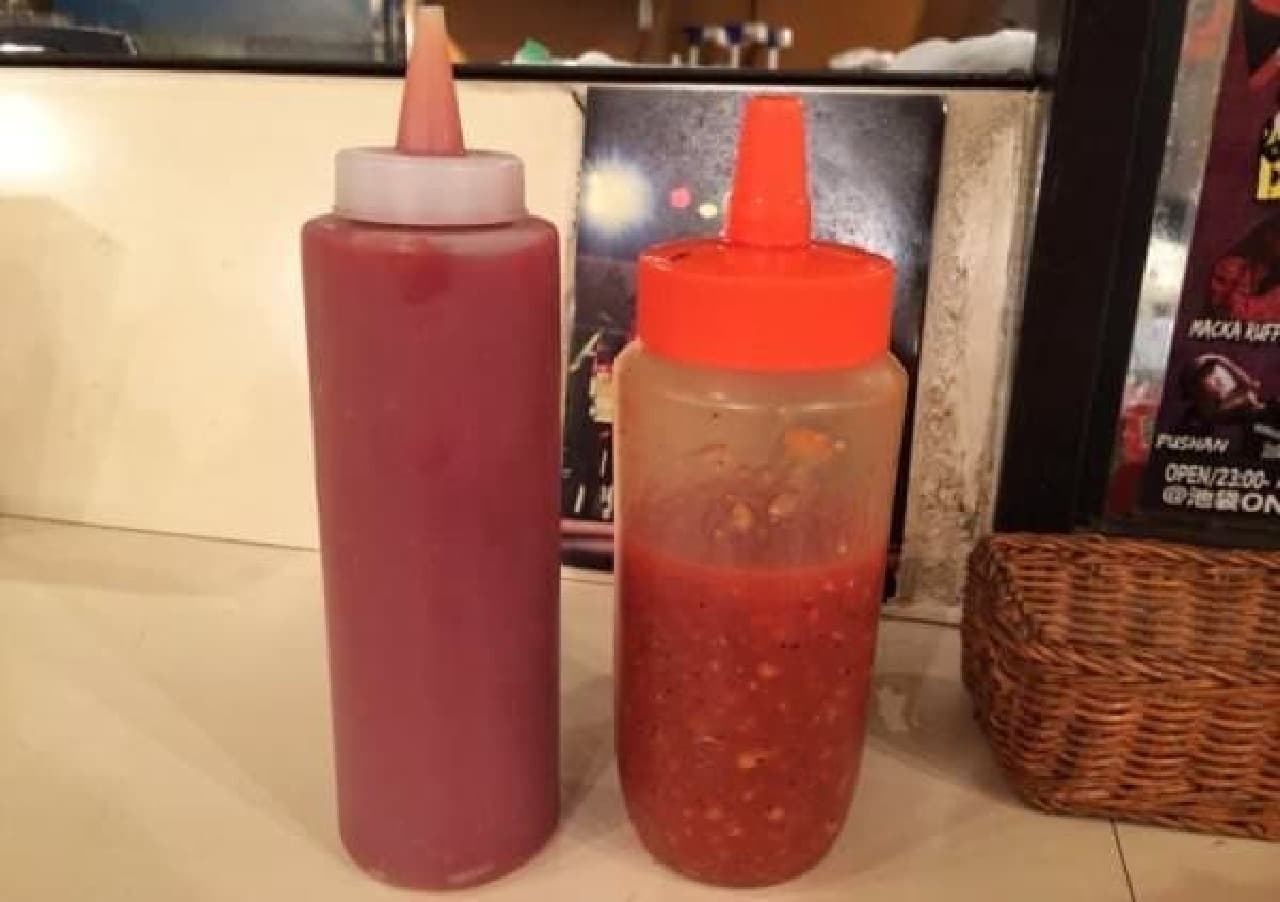 Ketchup on the left and chili sauce on the right. as you like