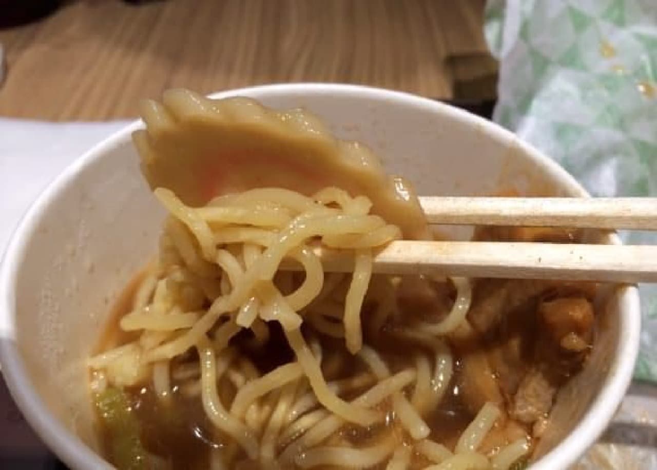 Loosen the noodles with chopsticks