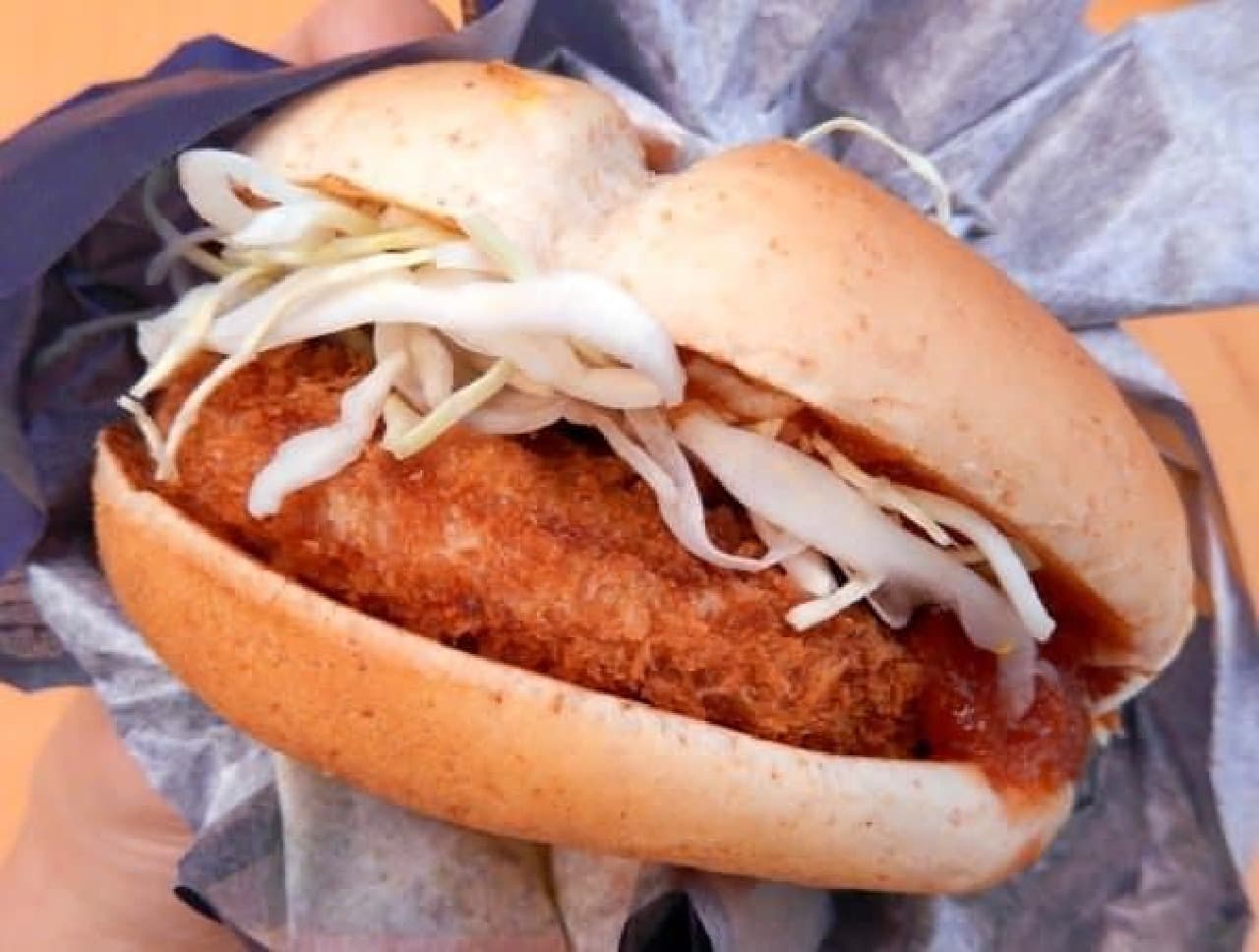 Tonkatsu burger that looks like Western food even though it is Japanese