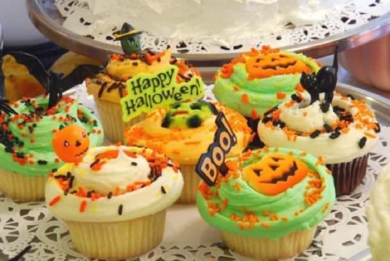 "Trick or treat!" With sweet cupcakes