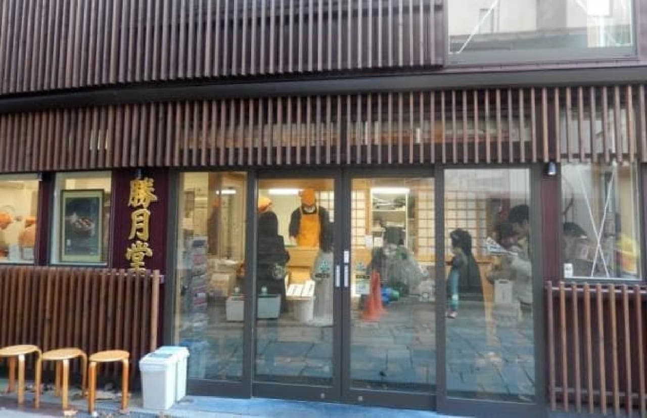 Inside the "Katsugetsudo" store. Many customers line up