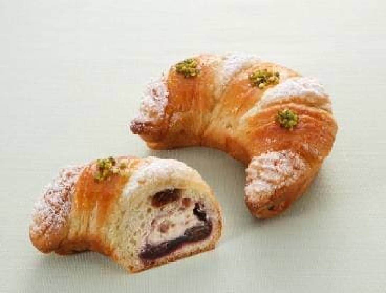 Crescent-shaped raisin bread