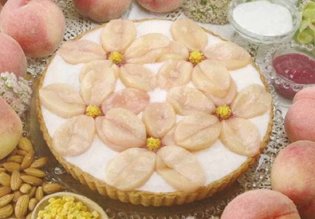 桃のコンポートで“桃の花”を表現した「桃とココナッツプリンのタルト」