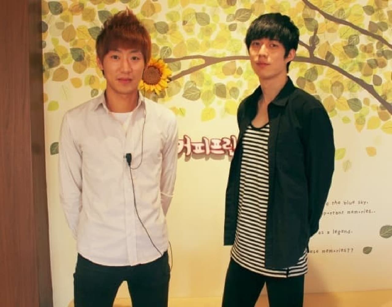 Jun (left), who was scouted at Shin-Okubo, and John Huang (right), who is tall and has a model figure.
