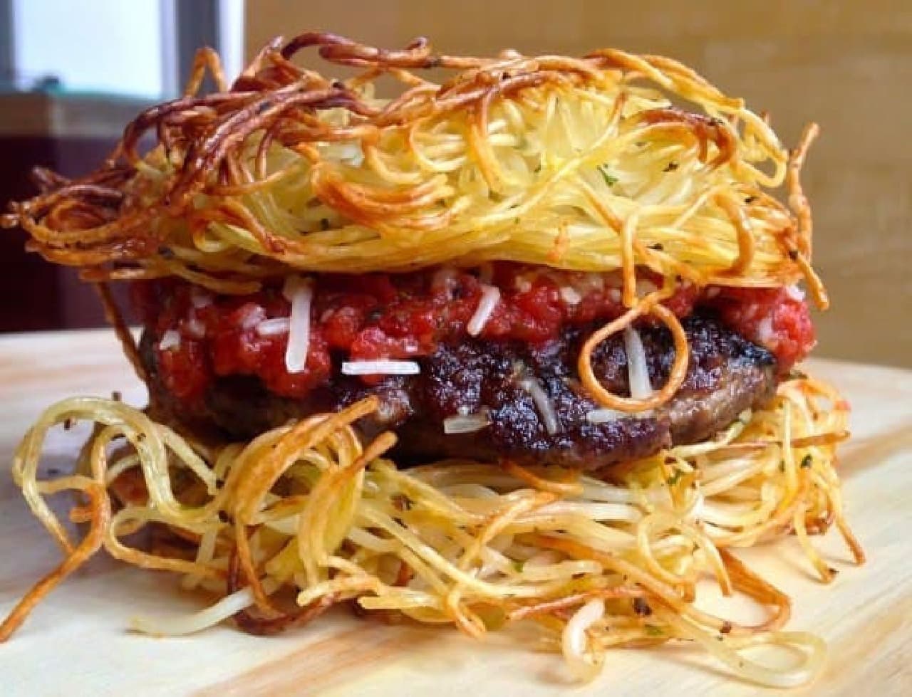 A combination of ideas like a children's lunch (spaghetti burger / source: official Facebook page)