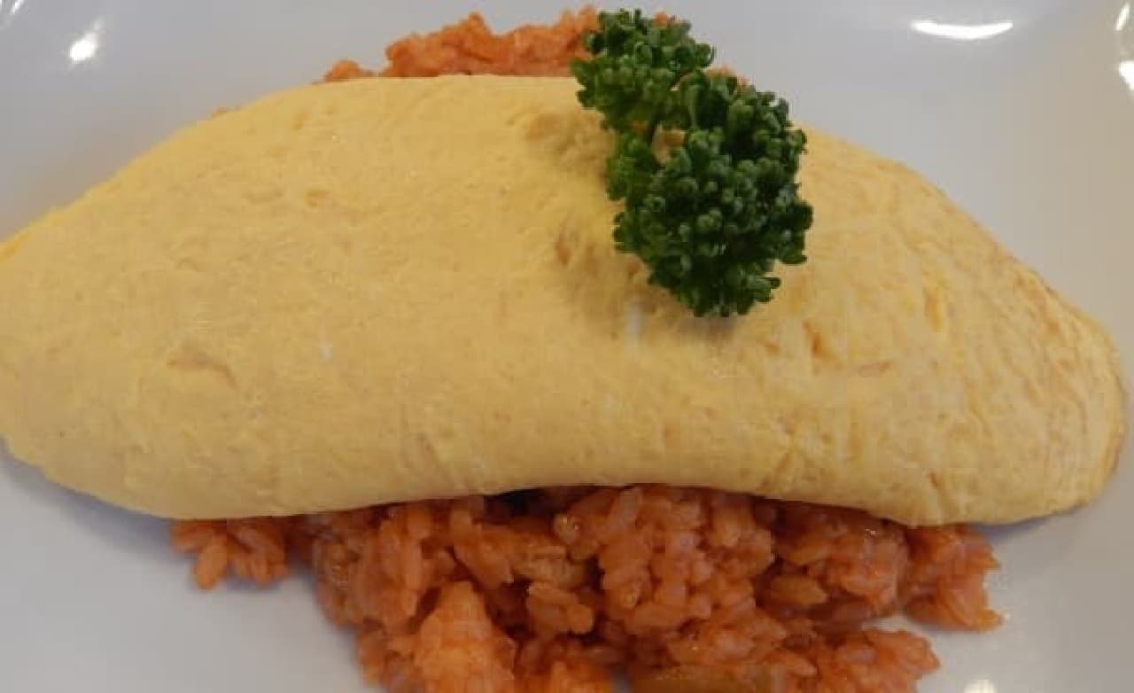 This is the omelet rice of "Taimeiken". Isn't it similar?