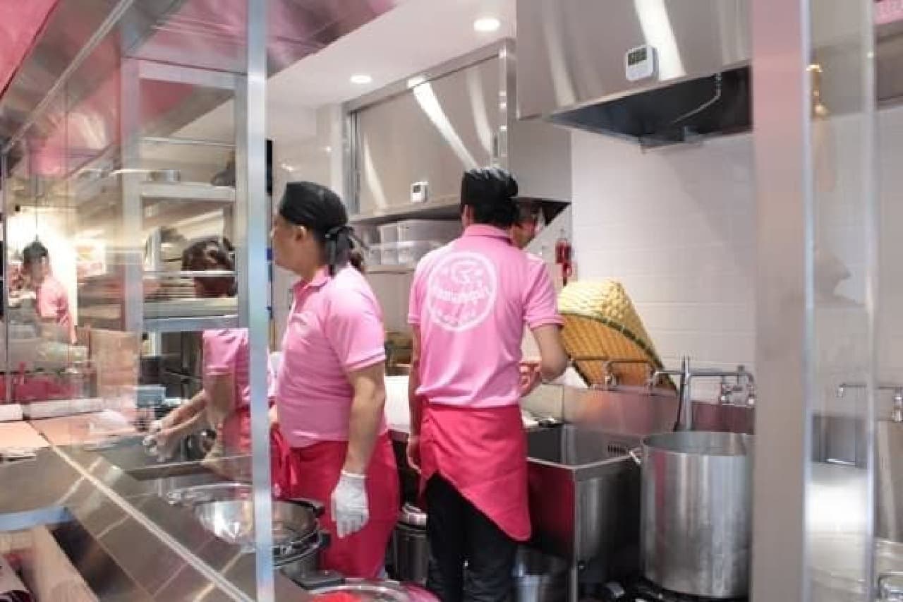 An open kitchen where you can see the cooking scenery. Everyone is pink!