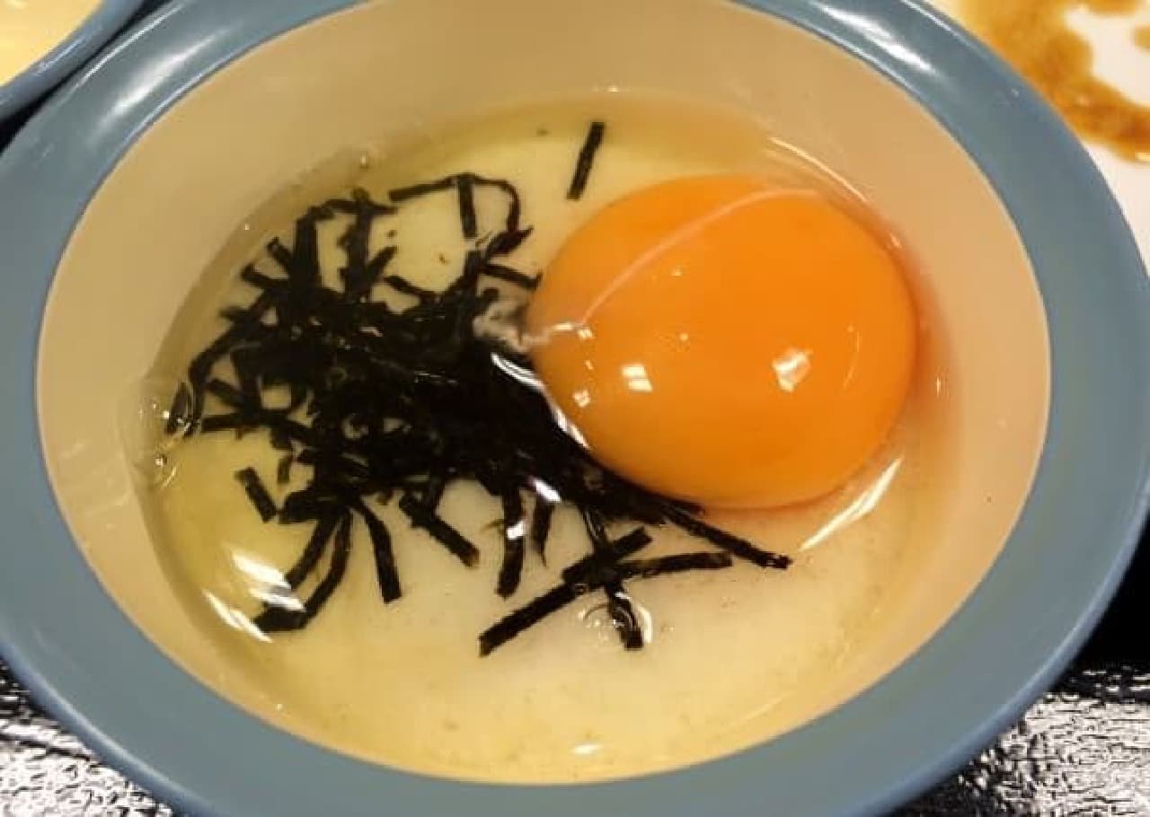 Combine the egg and tororo and stir