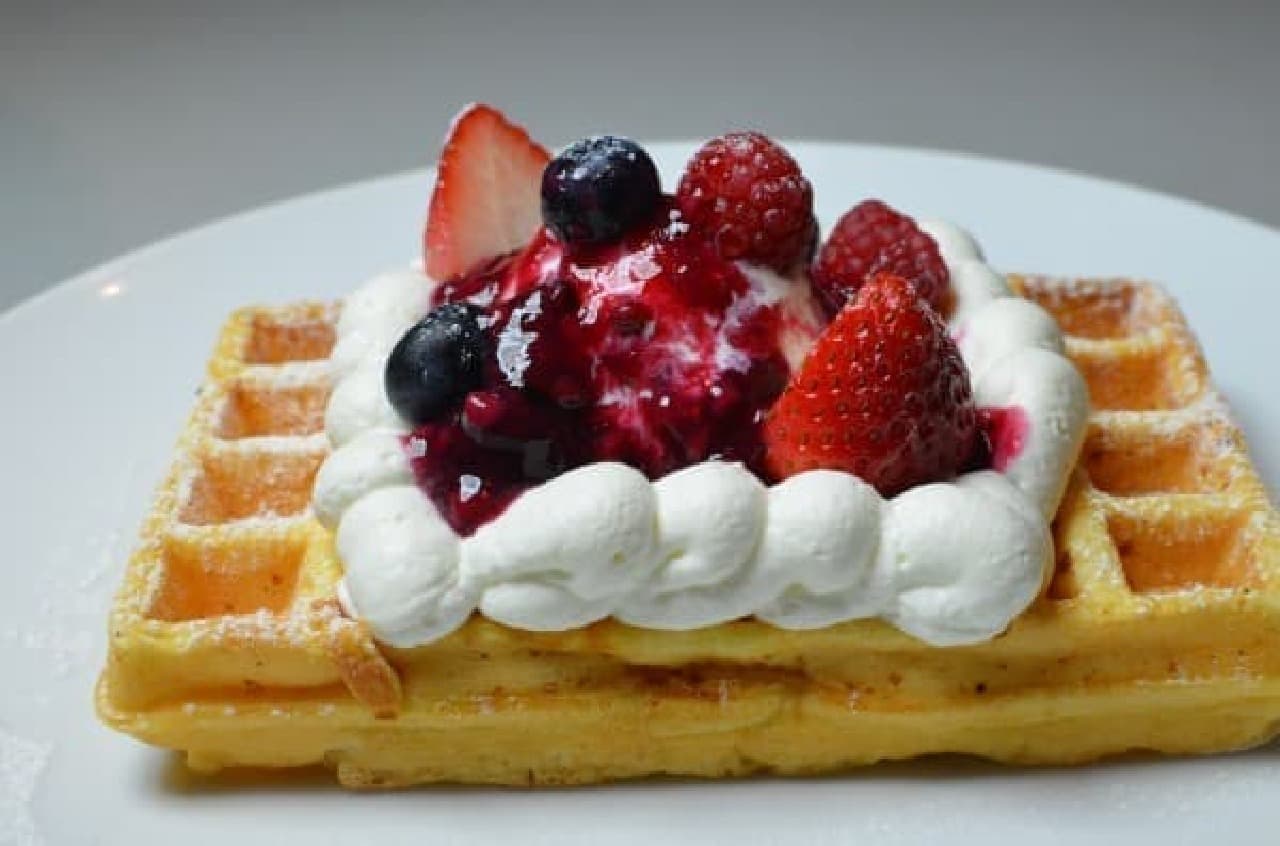 A cafe where you can enjoy authentic Belgian waffles opens (Photo is "Brussels Waffle (Mixed Berry) Eat-in" 850 yen)