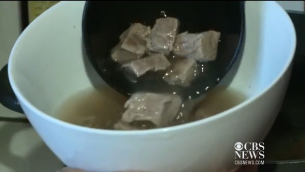 塩分やカリウムの補充に効果的なスープとお肉（出典：CBS News）