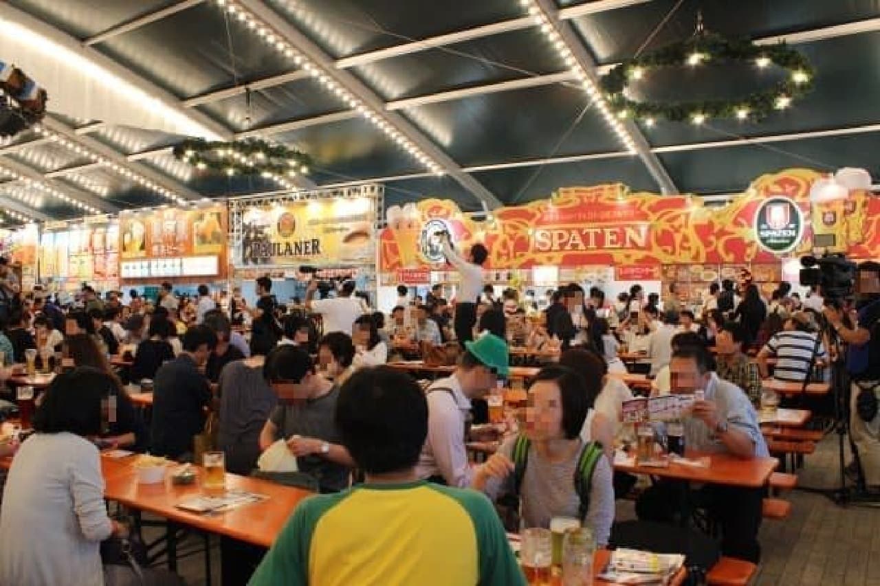 You can enjoy the enthusiasm and stage of the customers in the main tent.