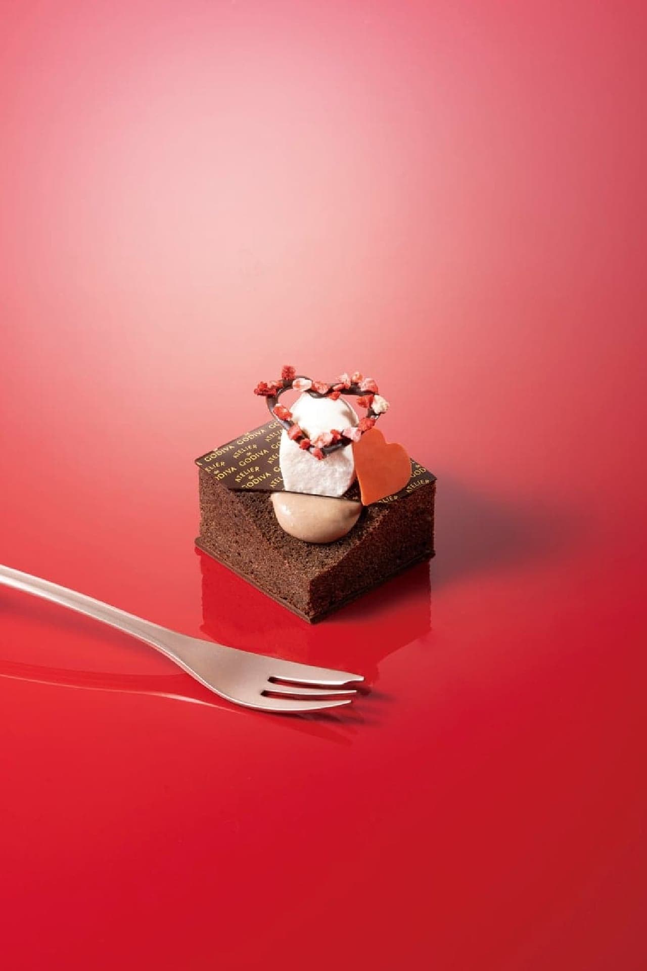 2024年バレンタイン限定！ゴディバから「ゴディバ タルト オ フレーズ」「とろけるチョコレートクリームのケーキ」「トゥ モン クール」の３品が１月10日より販売開始 画像2
