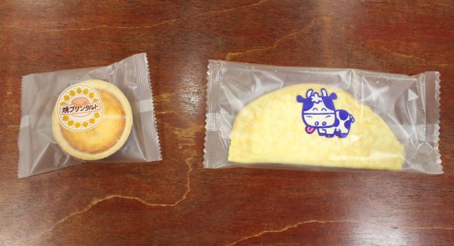 焼プリンタルト（左）、チーズクレープ（右）