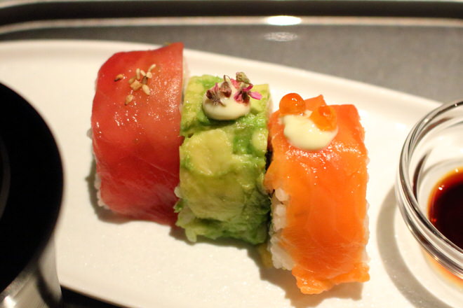 選べる〆の食事、写真はひとくちサイズのロール寿司（彩）