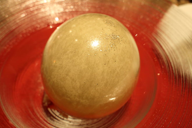 デザートは飴細工の丸い球体だった（YAGOTO-TEI）