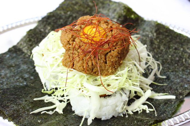 廻鮮すし 魚魚丸「名古屋名物 土手カツ肉味噌 ピリ辛台湾風　包み寿司」