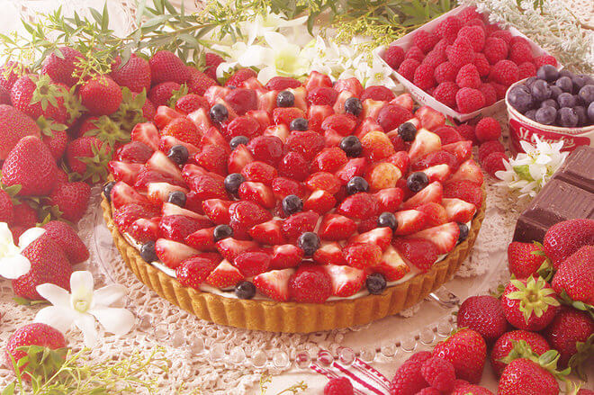 3 kinds of berry and chocolate tart
