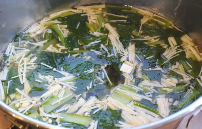Miso soup made with kelp and dried bonito flakes