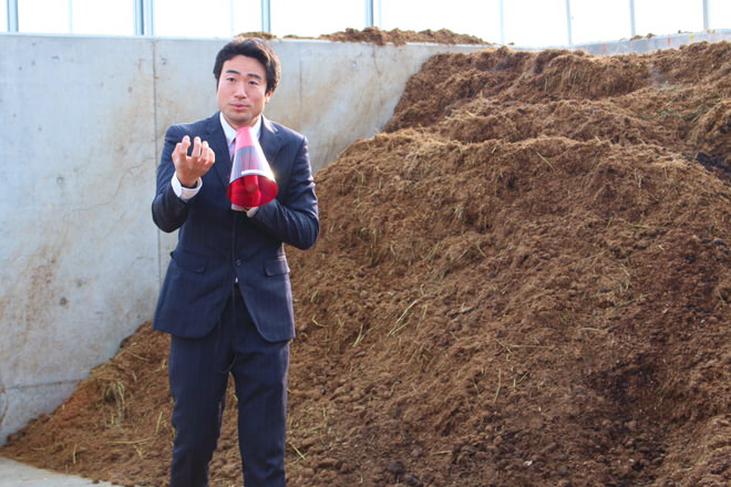 Mr. Funabashi explaining the manufacturing process of horse manure compost
