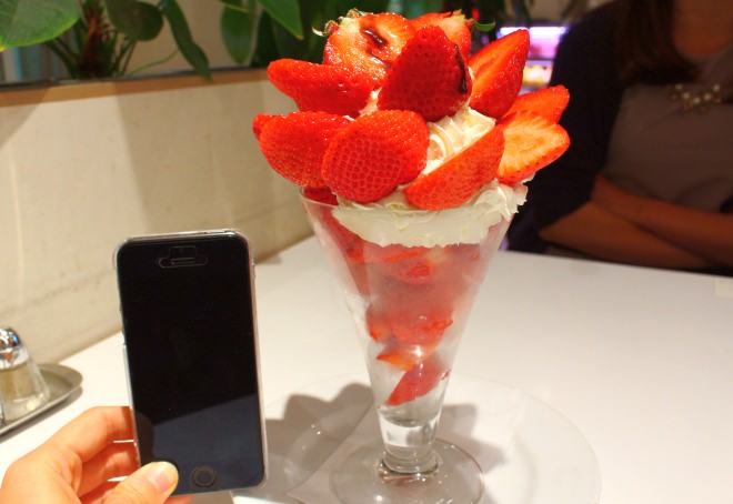 Amaou parfait, compared to an iPhone, it looks like this