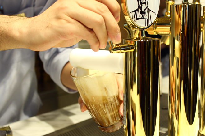 A server that can already be poured in a "highball" state | KFC Takadanobaba store