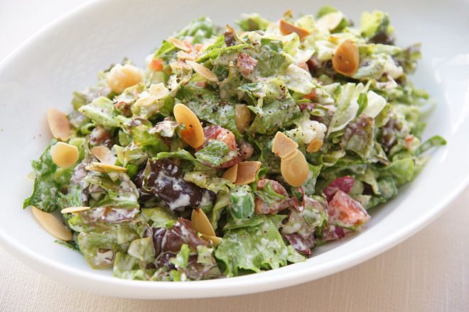 "Chopped salad" (starting at 950 yen), which is a mixture of small pieces of ingredients