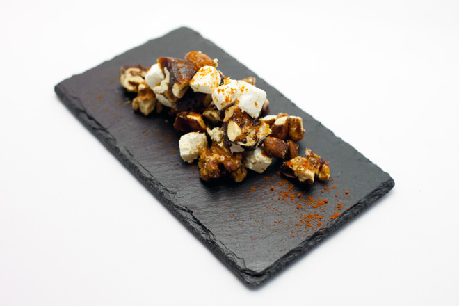 Smoked cream cheese caramelized nuts ｜ tavern on S <es>