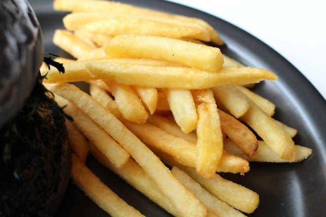 Potatoes on the black burger