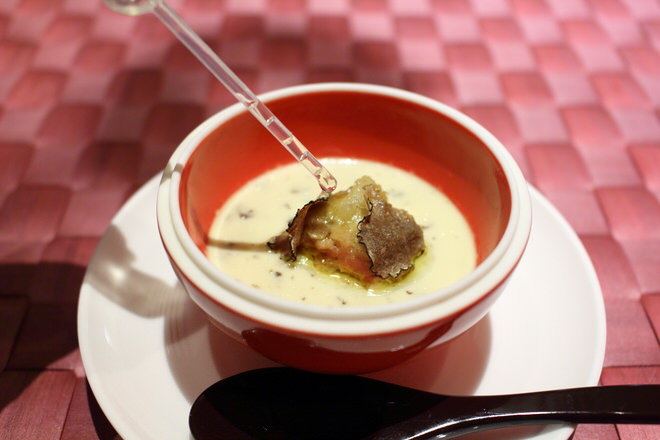 Add truffle oil to the foie gras and truffle chawanmushi ｜ tetote