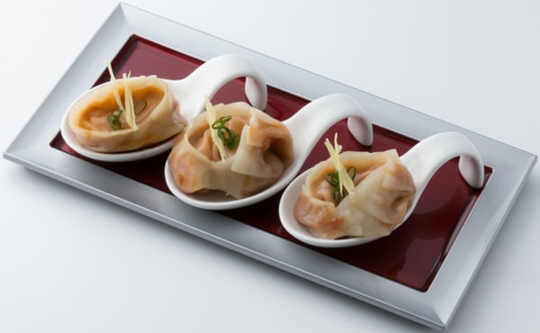 Steamed dumplings wrapped in horsehair crab with plenty of soup